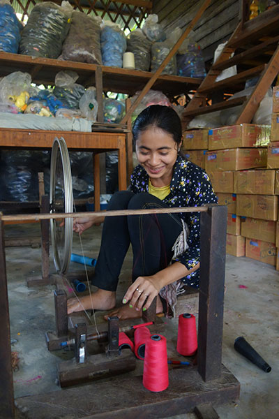 Tisserande de kramas dans l'ONG Cambodgienne